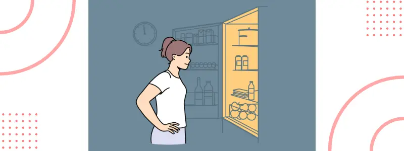 冷蔵庫を見つめる女性
